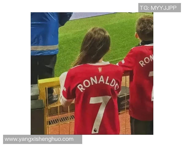 足球明星亲密互动瞬间男生头像分享展现友谊与激情 足球明星亲密互动瞬间男生头像分享展现友谊与激情